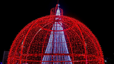 Bola roja de navidad en Torrejón de Ardoz (Madrid), capital europea de la Navidad. Europa Press/ Ricardo Rubio