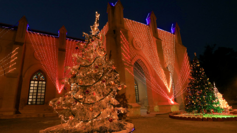 Una vista general de la Catedral de San Juan, iluminada en la víspera de las celebraciones navideñas, se ve en Peshawar, Pakistán, 24 de diciembre de 2019. REUTERS / Fayaz Aziz