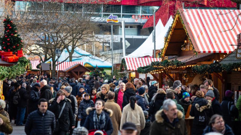 Visitantes al mercado navideño en la plaza Breitscheidplatz en Berlín, Alemania, el 24 de diciembre de 2019. (Alemania) EFE / EPA / OMER MESSINGER