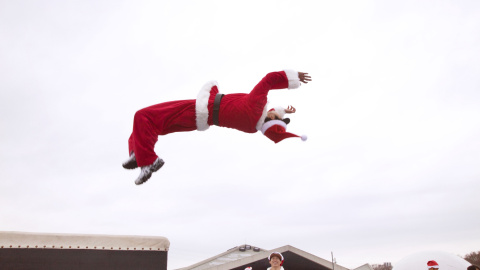 Un hombre vestido de Santa Claus salta durante una carrera solidaria en Tokio. EUROPA PRESS