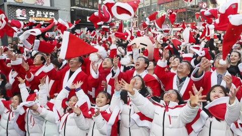 Participantes del programa solidario 'Papá Noel encubierto' participan en un evento para marcar el final del año de voluntariado de un programa de ayuda a niños necesitados organizado por la Fundación Juventud de Corea en Seúl, Corea del Sur, este ma