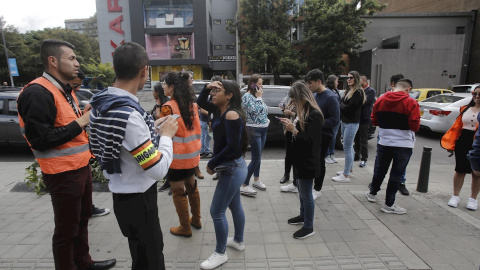 24/12/2019.- Varias personas esperan afuera de edificios este martes, 24 de diciembre de 2019 en el norte de Bogotá (Colombia). / EFE 24/12/2019.- Varias personas esperan afuera de edificios este martes, 24 de diciembre de 2019 en el norte de Bogotá (Colombia). / EFE