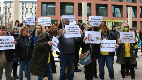 Desenes de docents reclamant negociació a Aragonès. Desenes de docents reclamant negociació a Aragonès.