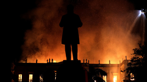 Las llamas han alcanzado las galerías del edificio donde se calcula que había un acervo de 20 millones de objetos.-REUTERS/Ricardo Moraes