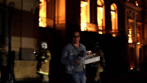 Funcionarios recuperan objetos del Museo Nacional de Río de Janeiro, fundado en 1818 por el rey Juan VI.- REUTERS/Ricardo Moraes