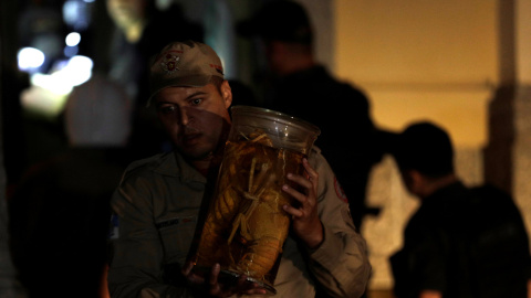 Un bombero rescata una de las piezas de la amplia colección del Museo Nacional de Brasil.-REUTERS/Ricardo Moraes