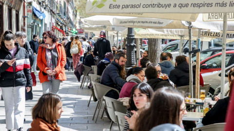 Varias personas sentadas en una terraza de la calle Argumosa, a 2 de abril de 2022, en Madrid. Varias personas sentadas en una terraza de la calle Argumosa, a 2 de abril de 2022, en Madrid.