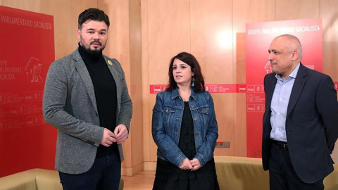 Imagen facilitada por el PSOE de la portavoz socialista en el Congreso, Adriana Lastra, y el diputado Rafael Simancas, durante la reunión que han mantenido este martes con el portavoz de ERC, Gabriel Rufián. /EFE Imagen facilitada por el PSOE de la portavoz socialista en el Congreso, Adriana Lastra, y el diputado Rafael Simancas, durante la reunión que han mantenido este martes con el portavoz de ERC, Gabriel Rufián. /EFE