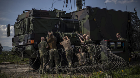 Soldados alemanes trabajan en el sistema de defensa antimisiles Patriot de la OTAN en la base aérea de Sliac, Eslovaquia. Soldados alemanes trabajan en el sistema de defensa antimisiles Patriot de la OTAN en la base aérea de Sliac, Eslovaquia.