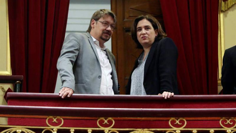 La alcaldesa de Barcelona Ada Colau, y el diputado del Parlament catalán Xavier Domènech, en la tribuna del hemiciclo. (J.J. GUILLÉN | EFE) La alcaldesa de Barcelona Ada Colau, y el diputado del Parlament catalán Xavier Domènech, en la tribuna del hemiciclo. (J.J. GUILLÉN | EFE)
