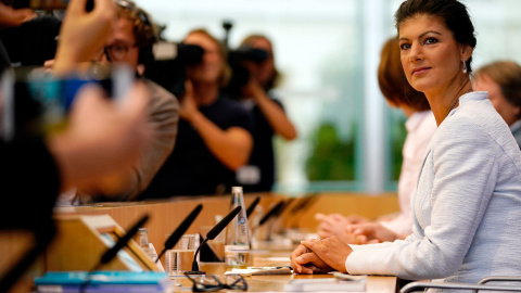 La presidenta del grupo parlamentario del partido Die Linke (La Izquierda) del Parlamento alemán, Sahra Wagenknecht en la rueda de prensa para anunciar la fundación del movimiento Aufstehen (Levantarse), en Berlín, Alemania. EFE/ Alexander Becher La presidenta del grupo parlamentario del partido Die Linke (La Izquierda) del Parlamento alemán, Sahra Wagenknecht en la rueda de prensa para anunciar la fundación del movimiento Aufstehen (Levantarse), en Berlín, Alemania. EFE/ Alexander Becher