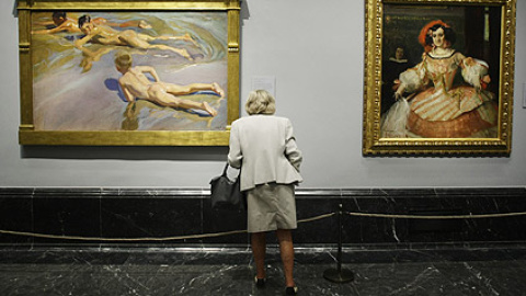 Una mujer observa en el Museo del Prado un cuadro de Sorolla - Reuters Una mujer observa en el Museo del Prado un cuadro de Sorolla - Reuters