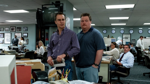 Fotograma de Sam Rockwell y Paul Walter Hauser, en la redacción del Atlanta Journal Constitution.