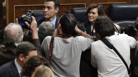 El presidente del Gobierno en funciones, Pedro Sánchez, y la vicepresidenta, Carmen Calvo, en los bancos azules, en la sesión constitutiva del Congreso para la XIV Legislatura, el pasado 3 de diciembre. AFP/Pierre-Phillippe Marcou El presidente del Gobierno en funciones, Pedro Sánchez, y la vicepresidenta, Carmen Calvo, en los bancos azules, en la sesión constitutiva del Congreso para la XIV Legislatura, el pasado 3 de diciembre. AFP/Pierre-Phillippe Marcou