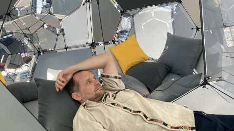 L'artista Tomás Saraceno en la instal·lació que ha creat dins del mirador. L'artista Tomás Saraceno en la instal·lació que ha creat dins del mirador.