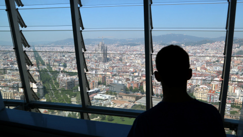 Un visitant contempla les vistes de la ciutat (Sagrada Família i avinguda Diagonal a l'esquerra), des del mirador de la torre Glòries. Un visitant contempla les vistes de la ciutat (Sagrada Família i avinguda Diagonal a l'esquerra), des del mirador de la torre Glòries.