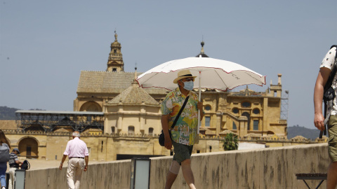 19/05/2022-Una persona se protege con una sombrilla del intenso calor mientras pasea este jueves 19 de marzo por el puente romano de Córdoba 19/05/2022-Una persona se protege con una sombrilla del intenso calor mientras pasea este jueves 19 de marzo por el puente romano de Córdoba