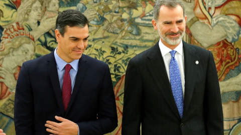 El presidente del Gobierno, Pedro Sánchez, y Felipe VI posan juntos después de que Sánchez prometiera su cargo como presidente, en el Palacio de La Zarzuela, a 8 de enero de 2020. El presidente del Gobierno, Pedro Sánchez, y Felipe VI posan juntos después de que Sánchez prometiera su cargo como presidente, en el Palacio de La Zarzuela, a 8 de enero de 2020.