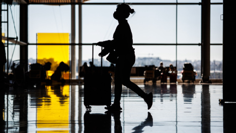 Una mujer en la Terminal 4 del Aeropuerto Adolfo Suárez-Madrid Barajas, a 30 de diciembre de 2021, en Madrid. Una mujer en la Terminal 4 del Aeropuerto Adolfo Suárez-Madrid Barajas, a 30 de diciembre de 2021, en Madrid.