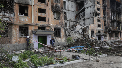 Un militar del Ministerio de Emergencias de Rusia inspecciona los escombros de una casa destruida en Mariupol, Ucrania, el 21 de mayo de 2022. Un militar del Ministerio de Emergencias de Rusia inspecciona los escombros de una casa destruida en Mariupol, Ucrania, el 21 de mayo de 2022.