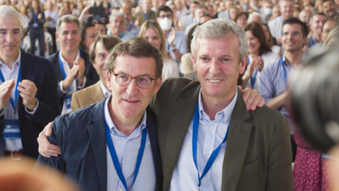 El presidente del Partido Popular, Alberto Núñez Feijóo (i), junto al nuevo líder del partido en Galicia, Alfonso Rueda (d), durante el 18 Congreso del PPdeG celebrado en Pontevedra. El presidente del Partido Popular, Alberto Núñez Feijóo (i), junto al nuevo líder del partido en Galicia, Alfonso Rueda (d), durante el 18 Congreso del PPdeG celebrado en Pontevedra.