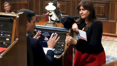 La portavoz de JxCat, Laura Borrás (d), conversa con el candidato ala Presidencia del Gobierno, Pedro Sánchez (i). EFE