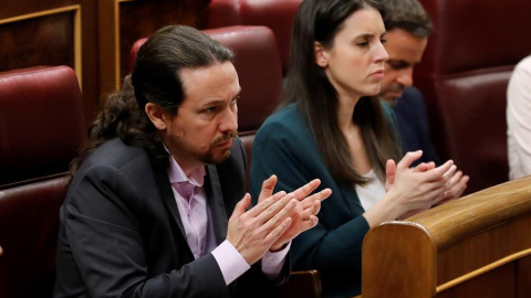 Pablo Iglesias aplaude la intervención de Sánchez. EFE