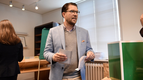 El líder del partido de ultra derecha (SD), Jimmie Âkesson, deposita su voto. REUTERS/Ints Kalnins El líder del partido de ultra derecha (SD), Jimmie Âkesson, deposita su voto. REUTERS/Ints Kalnins