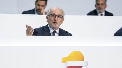 El presidente de Repsol, Antonio Brufau (d), interviene en la junta de accionistas de la petrolera, en el Palacio Municipal de Congresos de Campo de las Naciones, en Madrid. El presidente de Repsol, Antonio Brufau (d), interviene en la junta de accionistas de la petrolera, en el Palacio Municipal de Congresos de Campo de las Naciones, en Madrid.
