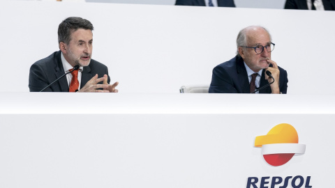 El consejero delegado de Repsol, Josu Jon Imaz, interviene junto al presidente de la petrolera, Antonio Brufau (d), durante la junta de accionistas, en el Palacio Municipal de Congresos de Campo de las Naciones, en Madrid. El consejero delegado de Repsol, Josu Jon Imaz, interviene junto al presidente de la petrolera, Antonio Brufau (d), durante la junta de accionistas, en el Palacio Municipal de Congresos de Campo de las Naciones, en Madrid.