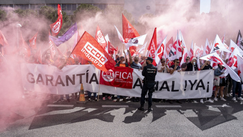 Trabajadores de Repsol se concentran delante del recinto donde celebra su junta de accionistas, convocados por el sindicato FICA UGT, para protestar por la negativa de la empresa a revalorizar los salarios y garantizar un empleo de calidad. Trabajadores de Repsol se concentran delante del recinto donde celebra su junta de accionistas, convocados por el sindicato FICA UGT, para protestar por la negativa de la empresa a revalorizar los salarios y garantizar un empleo de calidad.