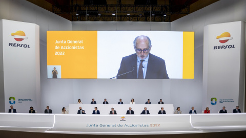 Vista de la junta de accionistas de Repsol, durante la inervención del presidente de la petrolera, Antonio Brufau, en el Palacio Municipal de Congresos de Campo de las Naciones, en Madrid. Vista de la junta de accionistas de Repsol, durante la inervención del presidente de la petrolera, Antonio Brufau, en el Palacio Municipal de Congresos de Campo de las Naciones, en Madrid.