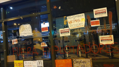 Ciudadanos peruanos se manifiestan a las puertas de un establecimiento de McDonald's, después de que dos jóvenes trabajadores murieran electrocutados mientras limpiaban el local./ Gisselle Álvarez Meza (Reuters) Ciudadanos peruanos se manifiestan a las puertas de un establecimiento de McDonald's, después de que dos jóvenes trabajadores murieran electrocutados mientras limpiaban el local./ Gisselle Álvarez Meza (Reuters)
