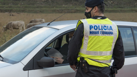 06/05/2022. Un mosso d'esquadra para a un coche durante un control policial en Ripollo (Girona), a a 24 de diciembre de 2020. 06/05/2022. Un mosso d'esquadra para a un coche durante un control policial en Ripollo (Girona), a a 24 de diciembre de 2020.