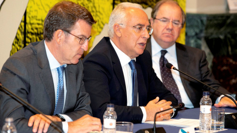 El presidente de La Rioja, Jose Ignacio Ceniceros, junto a Alberto Núñez Fejóo y Juan Vicente Herrera, interviene tras la reunión en Zaragoza de seis presidentes autonómicos para analizar cuestiones como la reforma de la financiación autonómica o e El presidente de La Rioja, Jose Ignacio Ceniceros, junto a Alberto Núñez Fejóo y Juan Vicente Herrera, interviene tras la reunión en Zaragoza de seis presidentes autonómicos para analizar cuestiones como la reforma de la financiación autonómica o e