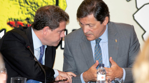 El presidente de Castilla-La Mancha, Emiliano García-Page, conversa con su homólogo de Asturias, Javier Fernández, tras la reunión que han mantenido en Zaragoza seis presidentes autonómicos para analizar cuestiones como la reforma de la financiación El presidente de Castilla-La Mancha, Emiliano García-Page, conversa con su homólogo de Asturias, Javier Fernández, tras la reunión que han mantenido en Zaragoza seis presidentes autonómicos para analizar cuestiones como la reforma de la financiación