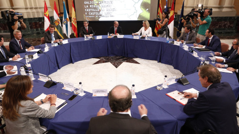 Imagen de los presidentes de Aragón, Galicia, CyL, Asturias, La Rioja y Castilla-La Mancha, en su encuentro en Zaragoza. E.P. Imagen de los presidentes de Aragón, Galicia, CyL, Asturias, La Rioja y Castilla-La Mancha, en su encuentro en Zaragoza. E.P.