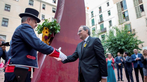 El president de la Generalitat, Quim Torra, durant l'ofrena floral aquest dilluns al Fossar de les Moreres, al costat d'un Guàrdia d'honor dels Mossos d’Esquadra, amb motivo de la Diada. EFE/ Enric Fontcuberta. El president de la Generalitat, Quim Torra, durant l'ofrena floral aquest dilluns al Fossar de les Moreres, al costat d'un Guàrdia d'honor dels Mossos d’Esquadra, amb motivo de la Diada. EFE/ Enric Fontcuberta.
