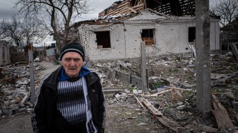 Stepan Boyarchuk frente a los restos de su casa, en Zahal’tsi. Stepan Boyarchuk frente a los restos de su casa, en Zahal’tsi.