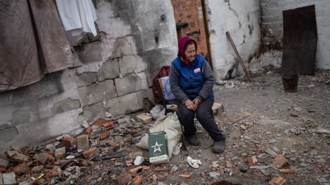 Lubov Oleksadrovna sentada junto a las pocas pertenencias que le quedan Lubov Oleksadrovna sentada junto a las pocas pertenencias que le quedan