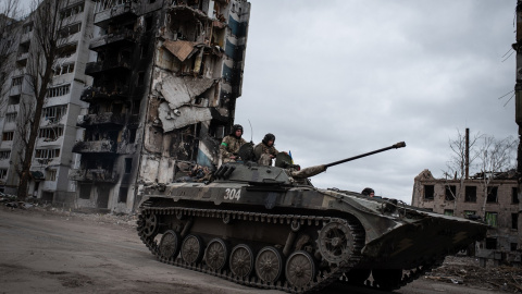 Un blindado ucraniano patrulla por una de las calles más castigadas de Borodyanka Un blindado ucraniano patrulla por una de las calles más castigadas de Borodyanka