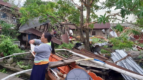 Una mujer a los pies de su hogar devastado por el tifón 'Úsula', en Biliran (Filipinas). - VIA REUTERS / SOCIAL MEDIA Una mujer a los pies de su hogar devastado por el tifón 'Úsula', en Biliran (Filipinas). - VIA REUTERS / SOCIAL MEDIA