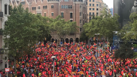Imatge de la gran manifestació independentista d'aquest diumenge a la Diagonal de Barcelona, a l'alçada de la casa Les Punxes. / Anna Oliva. Imatge de la gran manifestació independentista d'aquest diumenge a la Diagonal de Barcelona, a l'alçada de la casa Les Punxes. / Anna Oliva.