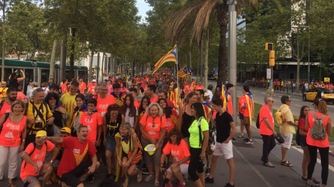 Manifestants es dirigeixen a la gran concentració independentista de la Diada, tres quarts d'hora abans del seu inici, a la Diagonal de Barcelona més enllà de la Plaça de les Glòries. / CB. Manifestants es dirigeixen a la gran concentració independentista de la Diada, tres quarts d'hora abans del seu inici, a la Diagonal de Barcelona més enllà de la Plaça de les Glòries. / CB.