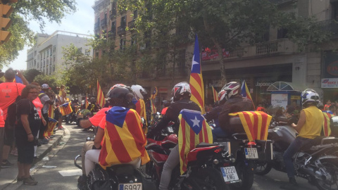 Un grup de motards amb senyeres estelades, al Passeig de Lluís Companys de Barcelona. / MD. Un grup de motards amb senyeres estelades, al Passeig de Lluís Companys de Barcelona. / MD.