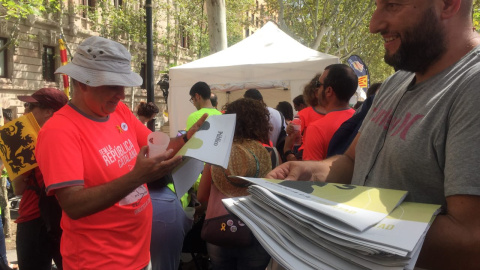 L'edició en paper de l'especial 'Cerco a la Libertad' de 'Público' ja s'està repartint pel centre de Barcelona. / MD L'edició en paper de l'especial 'Cerco a la Libertad' de 'Público' ja s'està repartint pel centre de Barcelona. / MD