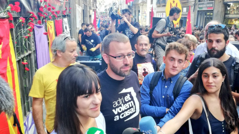 El diputat de la CUP Vidal Aragonés i la portaveu d'Arran Mar Ampurdanés, en la manifestació de l'organització juvenil al carrer Ferran de Barcelona aquesta Diada. / CUP. El diputat de la CUP Vidal Aragonés i la portaveu d'Arran Mar Ampurdanés, en la manifestació de l'organització juvenil al carrer Ferran de Barcelona aquesta Diada. / CUP.