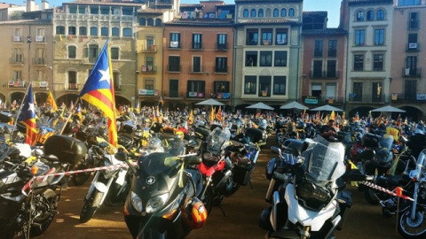 La plaza Major de Vic se llena de motos por "la libertad de presos políticos y exiliados". TWITTER/Anna Erra La plaza Major de Vic se llena de motos por "la libertad de presos políticos y exiliados". TWITTER/Anna Erra