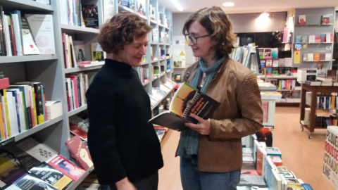 Sílvia Marimon (dreta) i Queralt Solé, les coautores del llibre 'La dictadura de Pedra'. ARA LLIBRES.