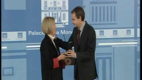 Zapatero entrega a Pradera la Medalla al Mérito Constitucional a título póstumo Zapatero entrega a Pradera la Medalla al Mérito Constitucional a título póstumo
